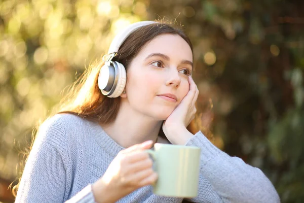 Femme Pensive Tenant Café Écoutant Musique Regardant Loin Dans Parc — Photo