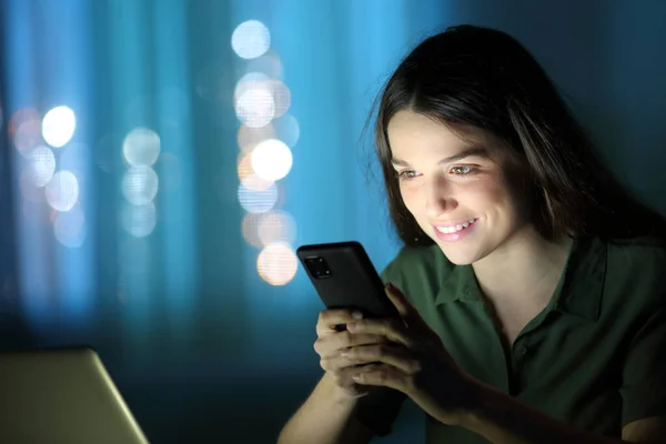 Жінка Вночі Вдома Перевіряє Мобільний Телефон — стокове фото