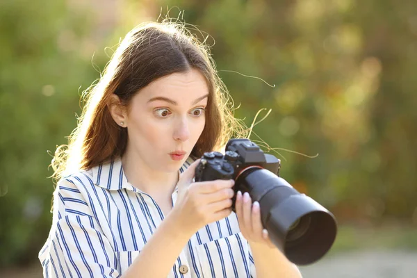 Fotógrafo Incrível Verificando Resultado Câmera Sem Espelho Parque — Fotografia de Stock