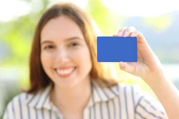 Mujer Feliz Mostrando Tarjeta Crédito Blanco Cámara Naturaleza —  Fotos de Stock