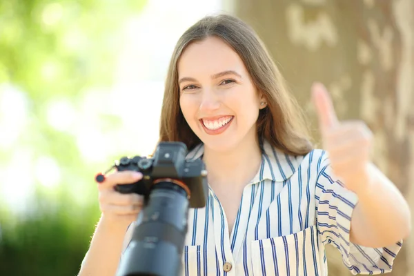 Щасливий Фотограф Дивиться Тебе Великими Пальцями Вгору Природі — стокове фото