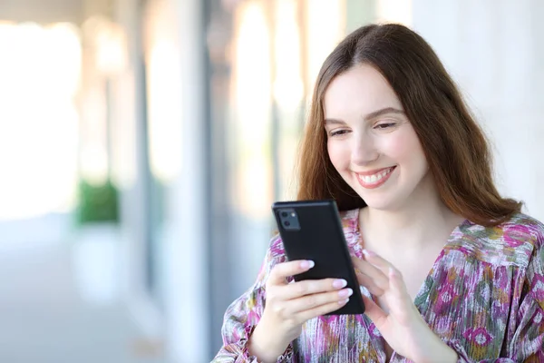 路上でスマートフォンを使って幸せな女性 — ストック写真