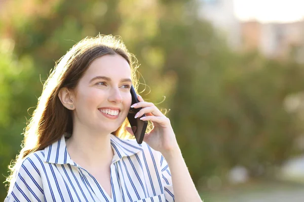 Parkta Cep Telefonuyla Konuşan Mutlu Bir Kadın — Stok fotoğraf