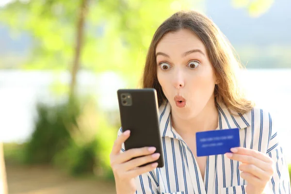 Akıllı Bir Telefon Kredi Kartıyla Internetten Alışveriş Yapan Inanılmaz Bir — Stok fotoğraf