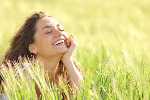 Lustige Frau Genießt Die Natur Und Lacht Auf Einem Feld — Stockfoto