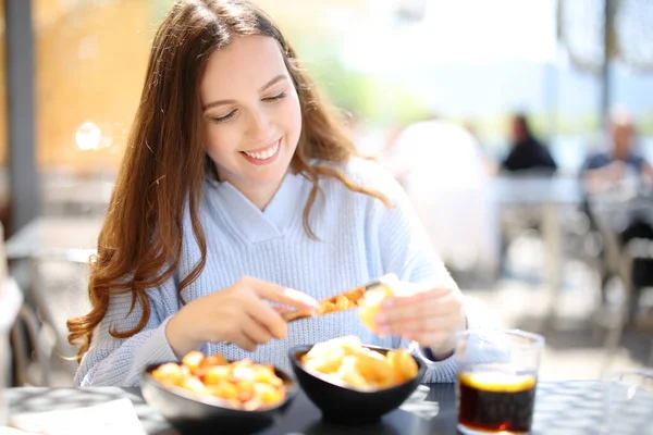 Egy Citromot Présel Ételre Egy Étteremben Ülve — Stock Fotó