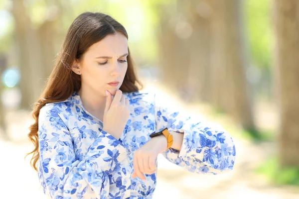 Беспокойная Женщина Проверяет Умные Часы Гуляющие Парке — стоковое фото