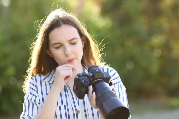 Doubtful Photographer Checking Mirrorless Camera Park — Stock Photo, Image