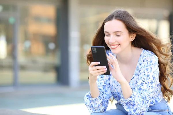 Gelukkig Vrouw Zitten Straat Met Behulp Van Mobiele Telefoon — Stockfoto