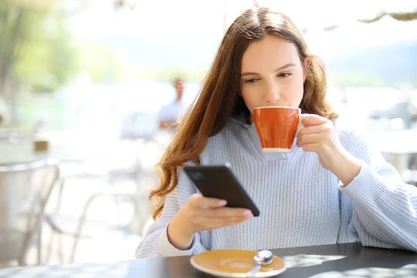 Mujer Tomando Café Sentado Una Terraza Del Restaurante Comprobando Teléfono — Foto de Stock