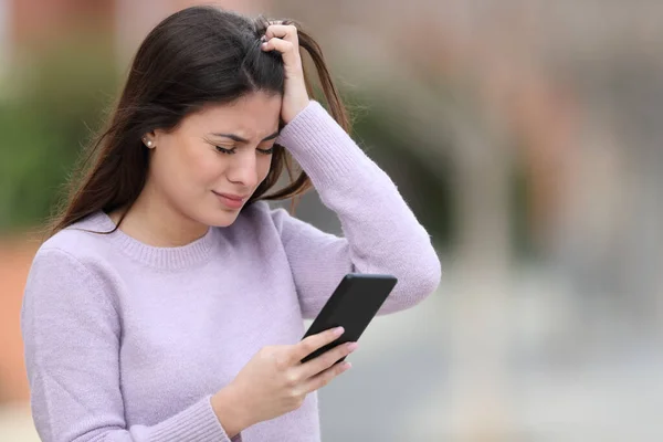 Remaja Yang Sedih Mengeluh Membaca Pesan Telepon Pintar Berdiri Jalan — Stok Foto