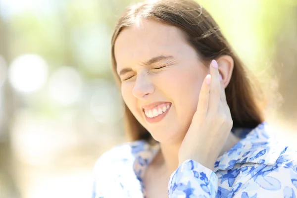 Mujer Estresada Sufriendo Dolor Oído Pie Parque —  Fotos de Stock