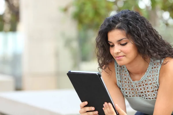Ontspannen Vrouw Met Behulp Van Tablet Lezen Inhoud Zittend Een — Stockfoto