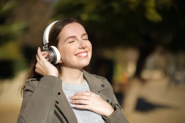 Счастливая Женщина Ходит Слушает Музыку Наушниках — стоковое фото