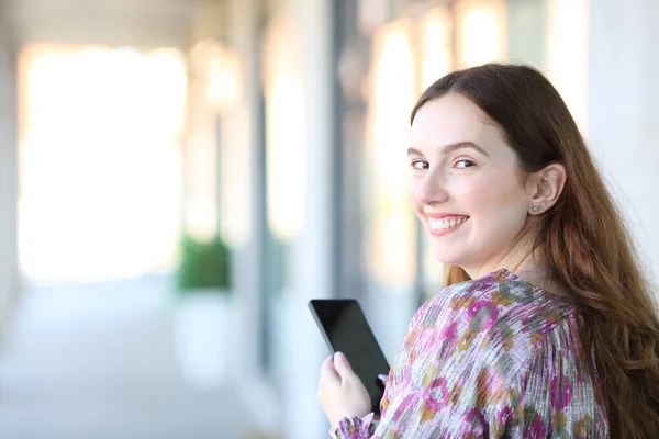 Mulher Feliz Girando Olhando Para Câmera Segurando Telefone Inteligente Rua — Fotografia de Stock