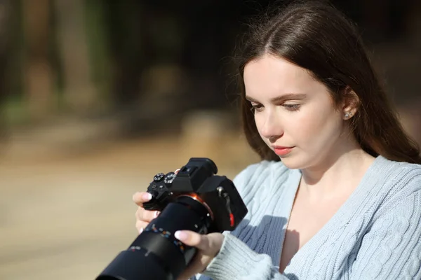Serious Photographer Checking Pictures Mirrorless Camera Outdoors — Stock Photo, Image