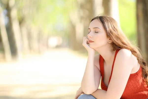Kadın Parkta Dinleniyor Dinleniyor — Stok fotoğraf
