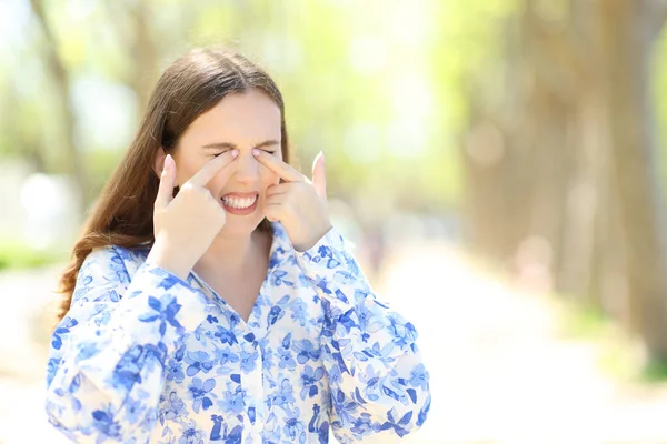 Стрессовая Женщина Царапает Глаза Стоя Солнечном Парке — стоковое фото