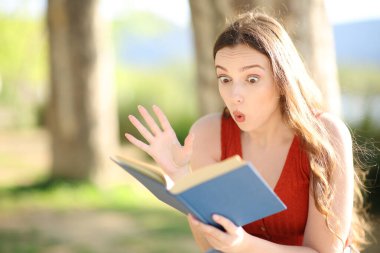 Şaşırtıcı kitap okuyucu doğada inanılmaz bir roman okuyor.