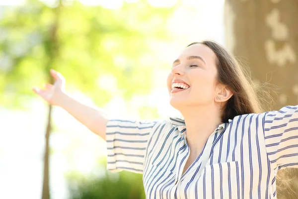 Spännande Och Glad Kvinna Sträcker Armarna Naturen — Stockfoto