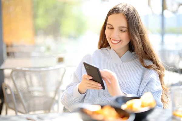 Gelukkige Klant Met Behulp Van Mobiele Telefoon Zitten Een Restaurant — Stockfoto