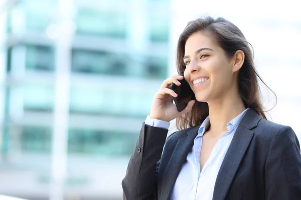 Šťastný Manažer Mluví Telefonu Když Jde Ulici Dívá Jinam — Stock fotografie