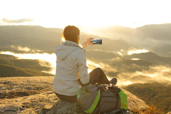 Enkele Trekker Fotograferen Van Een Berg Smartphone Bij Zonsopgang — Stockfoto
