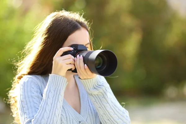 Photographer Taking Photos Mirrorless Camera Park — Stock Photo, Image
