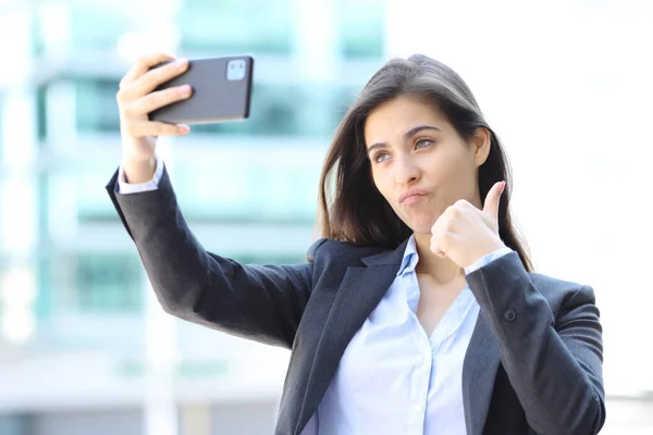 Executivo Acreditado Tirando Selfie Rua — Fotografia de Stock