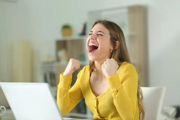 Dizüstü Bilgisayarı Olan Heyecanlı Kadın Evde Başarıyı Kutluyor — Stok fotoğraf