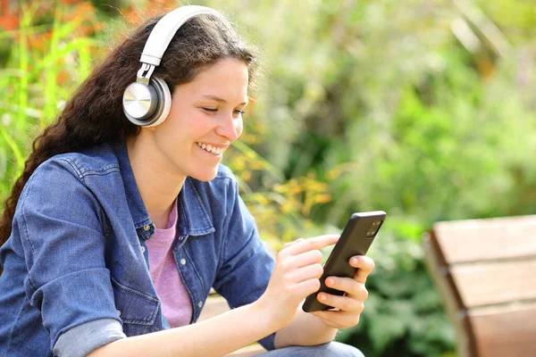 Gelukkige Vrouw Luisteren Audio Inhoud Zitten Een Bank Een Park — Stockfoto