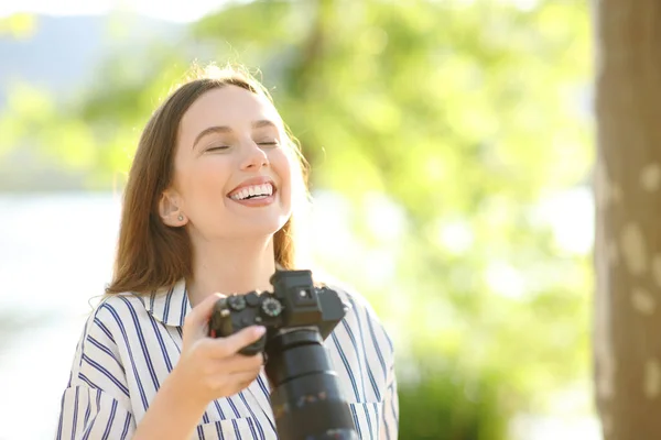 Šťastný Fotograf Dýchá Čerstvý Vzduch Drží Fotoaparát Stojící Přírodě — Stock fotografie