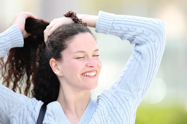 快乐的女人在街上做马尾辫 — 图库照片