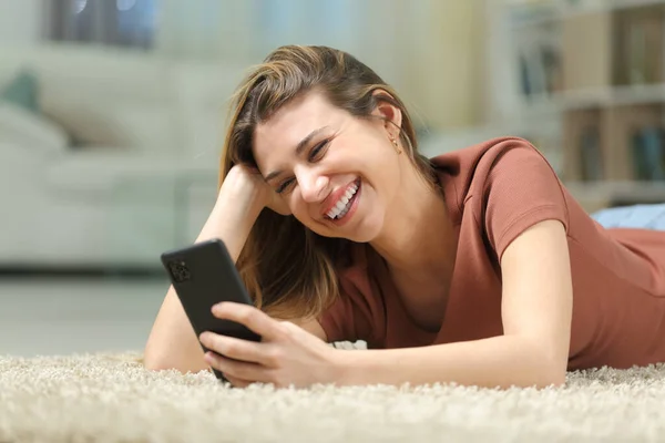 Ευτυχισμένη Γυναίκα Βλέποντας Βίντεο Τηλέφωνο Ξαπλωμένη Ένα Χαλί Στο Σπίτι — Φωτογραφία Αρχείου