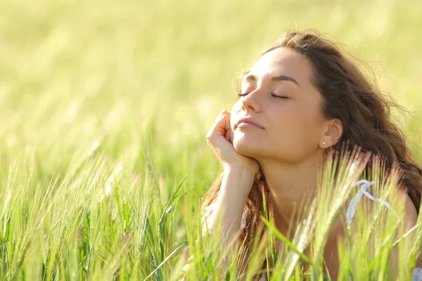Kobieta Zamykająca Oczy Relaksujący Umysł Zielonym Polu Zachodzie Słońca — Zdjęcie stockowe