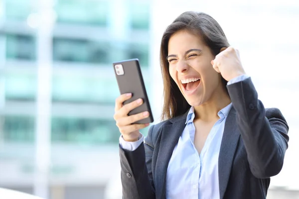 Emocionado Ejecutivo Celebrando Éxito Comprobando Teléfono Celular Calle — Foto de Stock