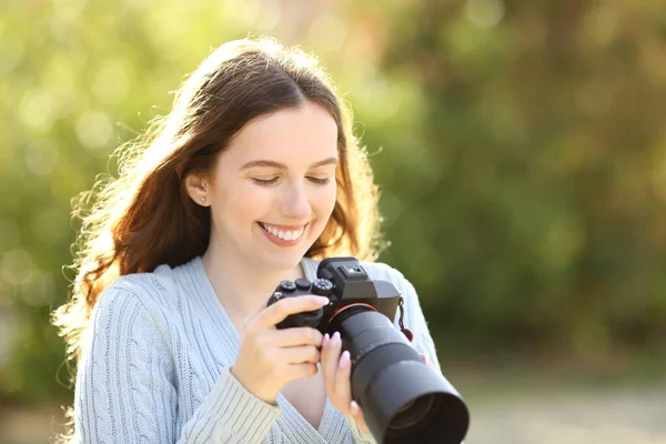 Happy Photographer Checking Pictures Mirrorless Camera Park — Stock Photo, Image