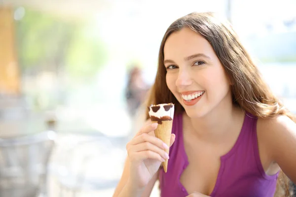 吃冰淇淋的快乐女人在酒吧的阳台上看着你 — 图库照片