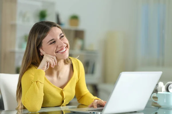 Lycklig Kvinna Hemma Drömmer Tittar Ovan Med Bärbar Dator — Stockfoto