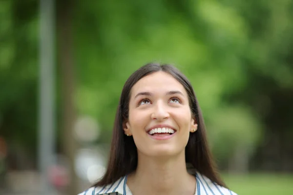 Retrato Vista Frontal Una Mujer Feliz Mirando Bordo Parque — Foto de Stock