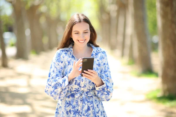 Přední Pohled Portrét Šťastné Ženy Kráčející Telefonu Slunečném Parku — Stock fotografie