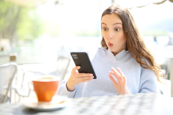 Terkejut Pelanggan Warung Kopi Memeriksa Telepon Teras — Stok Foto