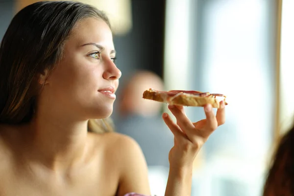 Женщина Рассматривает Проведение Поджаренного Хлеба Ветчиной Ресторане — стоковое фото