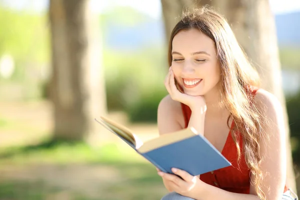 Lector Feliz Leyendo Libro Papel Sentado Naturaleza Día Soleado — Foto de Stock