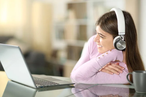 Ευτυχισμένος Έφηβος Βλέποντας Βίντεο Στο Laptop Και Ακουστικά Που Κάθονται — Φωτογραφία Αρχείου