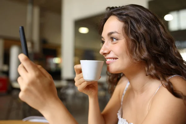 Mujer Feliz Bebiendo Café Usando Teléfono Celular Sentado Bar — Foto de Stock