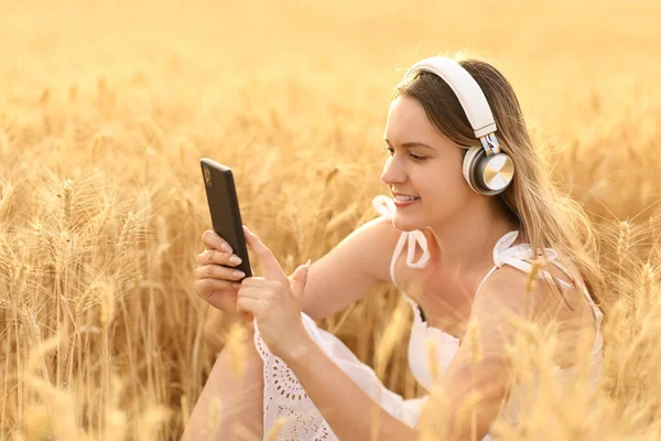 Happy Woman Listening Music Golden Wheat Field — Stock Photo, Image