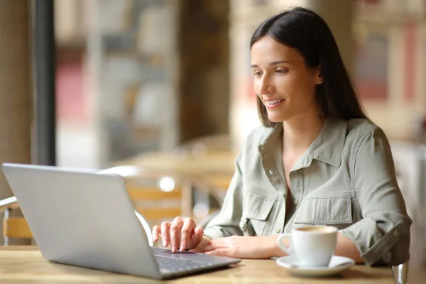 Mulher Feliz Usando Laptop Sentado Terraço Uma Cafeteria Sozinho — Fotografia de Stock