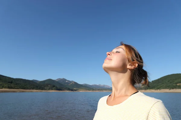 Zrelaksowana Kobieta Oddycha Świeżym Powietrzem Jeziorze Słoneczny Dzień — Zdjęcie stockowe