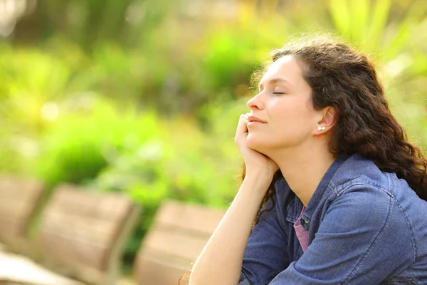 Mujer Relajante Mente Cerrando Los Ojos Sentado Banco Parque — Foto de Stock